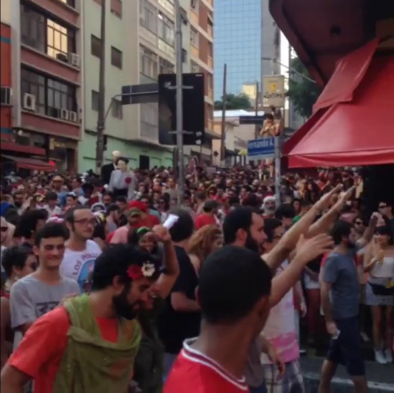 No primeiro dia do período do carnaval de rua em São Paulo, o Bloco Soviético puxou seu trio com o hit 'Fora Temer' neste sábado; protesto contou com o incremento de um boneco em alusão a Michel Temer; 'Nossa luta é por respeito', gritavam os foliões (Foto: Romulo Faro) No primeiro dia do período do carnaval de rua em São Paulo, o Bloco Soviético puxou seu trio com o hit 'Fora Temer' neste sábado; protesto contou com o incremento de um boneco em alusão a Michel Temer; 'Nossa luta é por respeito', gritavam os foliões