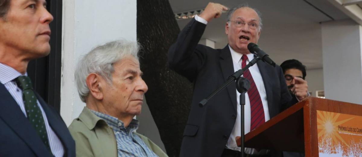 Jornalista Luis Nassif afirma que Raduan Nassar, escritor premiado com o Camões nesta sexta-feira, "está acima do bem e do mal", assim como outros ícones da cultura brasileira, como Ariano Suassuna e Gilberto Freire; "No entanto, despertou a petulância de um pigmeu intelectual como (Roberto) Freire, que rebateu com o único bordão de que se vale nas suas pendengas: é coisa do petismo" (Foto: Gisele Federicce) Jornalista Luis Nassif afirma que Raduan Nassar, escritor premiado com o Camões nesta sexta-feira, "está acima do bem e do mal", assim como outros ícones da cultura brasileira, como Ariano Suassuna e Gilberto Freire; "No entanto, despertou a petulância de um pigmeu intelectual como (Roberto) Freire, que rebateu com o único bordão de que se vale nas suas pendengas: é coisa do petismo"