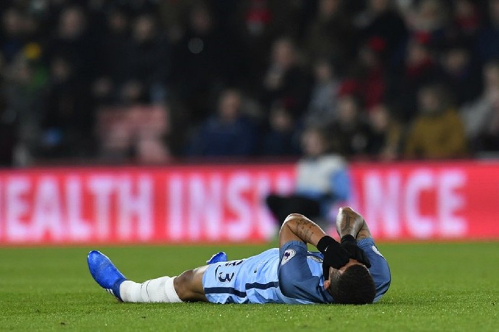 O atacante Gabriel Jesus pode ficar até três meses fora dos gramados, depois de uma lesão sofrida na vitória do Manchester City por 2 a 0 sobre o Bournemouth, nesta segunda-feira; após exames nesta terça, foi confirmada uma lesão no quinto metatarso do pé direito; com a lesão, o jogador vai desfalcar a seleção brasileira nos dois próximos jogos pelas eliminatórias da Copa do Mundo de 2018: contra o Uruguai, em Montevidéu, em 23 de março; e contra o Paraguai, no dia 28, na Arena Corinthians (São Paulo) (Foto: José Barbacena) O atacante Gabriel Jesus pode ficar até três meses fora dos gramados, depois de uma lesão sofrida na vitória do Manchester City por 2 a 0 sobre o Bournemouth, nesta segunda-feira; após exames nesta terça, foi confirmada uma lesão no quinto metatarso do pé direito; com a lesão, o jogador vai desfalcar a seleção brasileira nos dois próximos jogos pelas eliminatórias da Copa do Mundo de 2018: contra o Uruguai, em Montevidéu, em 23 de março; e contra o Paraguai, no dia 28, na Arena Corinthians (São Paulo)
