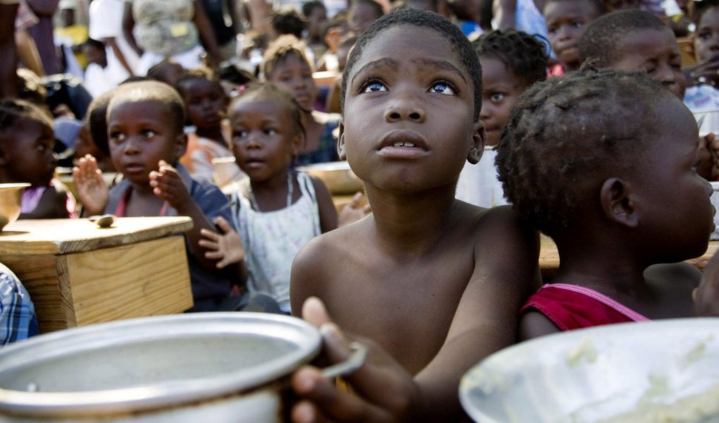 Quase 1,4 milhão de crianças estão em "risco iminente" de morrer em decorrência da fome na Nigéria, Somália, no Sudão do Sul e no Iêmen, alertou o Fundo das Nações Unidas para a Infância (Unicef, na sigla em inglês) nesta terça-feira, 21; Pessoas já estão morrendo de fome nestes quatro países, e o Programa Mundial de Alimentos disse que mais de 20 milhões de vidas correm perigo nos próximos seis meses; "Ainda podemos salvar muitas vidas. A desnutrição grave e a fome iminente são em grande parte causadas pelo homem. Nossa humanidade em comum exige uma ação mais rápida. Não podemos repetir a tragédia da fome de 2011 no Chifre da África", disse o diretor-executivo do Unicef, Anthony Lake, em um comunicado (Foto: Aquiles Lins) Quase 1,4 milhão de crianças estão em "risco iminente" de morrer em decorrência da fome na Nigéria, Somália, no Sudão do Sul e no Iêmen, alertou o Fundo das Nações Unidas para a Infância (Unicef, na sigla em inglês) nesta terça-feira, 21; Pessoas já estão morrendo de fome nestes quatro países, e o Programa Mundial de Alimentos disse que mais de 20 milhões de vidas correm perigo nos próximos seis meses; "Ainda podemos salvar muitas vidas. A desnutrição grave e a fome iminente são em grande parte causadas pelo homem. Nossa humanidade em comum exige uma ação mais rápida. Não podemos repetir a tragédia da fome de 2011 no Chifre da África", disse o diretor-executivo do Unicef, Anthony Lake, em um comunicado