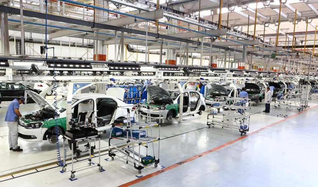 Levantamento do Instituto de Estudos para o Desenvolvimento Industrial (Iedi), com base em dados de produção industrial IBGE mostra que nos últimos três anos, a crise da economia brasileira reduziu entre 50% e 66% a produção de oito segmentos industriais; outros 25 subsetores tiveram retração entre 25% e 49%; último trimestre de 2016 mostrou uma situação muito diversa na indústria: se um quarto dos setores já cresceu mais de 5% em relação ao último trimestre de 2015, a produção de outro quarto ainda caiu 10% ou mais na mesma comparação (Foto: Aquiles Lins) Levantamento do Instituto de Estudos para o Desenvolvimento Industrial (Iedi), com base em dados de produção industrial IBGE mostra que nos últimos três anos, a crise da economia brasileira reduziu entre 50% e 66% a produção de oito segmentos industriais; outros 25 subsetores tiveram retração entre 25% e 49%; último trimestre de 2016 mostrou uma situação muito diversa na indústria: se um quarto dos setores já cresceu mais de 5% em relação ao último trimestre de 2015, a produção de outro quarto ainda caiu 10% ou mais na mesma comparação