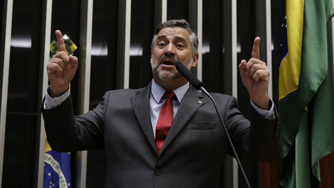 Na semana em que o senador Renan Calheiros (PMDB-AL) afirmou que o ex-deputado Eduardo Cunha comanda o governo Michel Temer de dentro da cadeia, o deputado federal Paulo Pimenta defendeu que o STF tenha coragem para anular o impeachment. Em discurso na tarde desta quinta-feira (9), Pimenta enfatizou que não há solução sem democracia e reforçou que o país foi "tomado de assalto por uma quadrilha de criminosos" (Foto: Gisele Federicce) Na semana em que o senador Renan Calheiros (PMDB-AL) afirmou que o ex-deputado Eduardo Cunha comanda o governo Michel Temer de dentro da cadeia, o deputado federal Paulo Pimenta defendeu que o STF tenha coragem para anular o impeachment. Em discurso na tarde desta quinta-feira (9), Pimenta enfatizou que não há solução sem democracia e reforçou que o país foi "tomado de assalto por uma quadrilha de criminosos"
