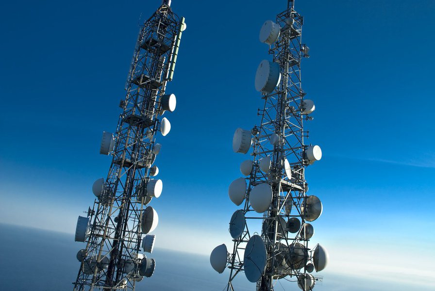"Num momento de grave crise econômica, propõe-se pelo projeto entregar a infraestrutura das telecomunicações nacionais, representada por um patrimônio de bilhões de reais, pertencentes à União, a grupos empresariais que não têm demonstrado competência gerencial e operacional na prestação adequada de serviços à população", critica em nota o tradicional clube de engenharia sobre a proposta do governo Temer (Foto: Gisele Federicce) "Num momento de grave crise econômica, propõe-se pelo projeto entregar a infraestrutura das telecomunicações nacionais, representada por um patrimônio de bilhões de reais, pertencentes à União, a grupos empresariais que não têm demonstrado competência gerencial e operacional na prestação adequada de serviços à população", critica em nota o tradicional clube de engenharia sobre a proposta do governo Temer