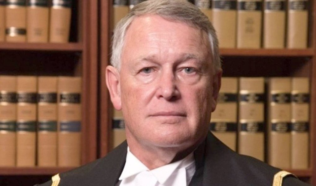 Robin Camp renunciou ao cargo nesta quinta-feira (10) após uma análise do Conselho Judicial do Canadá concluir que a atitude dele prejudicou seriamente a confiança da população no Judiciário; em 2014, o magistrado perguntou a uma vítima de estupro "por que você não pôde simplesmente manter seus joelhos juntos?". Com a repercussão negativa do caso, ele pediu demissão e a ministra federal da Justiça, Jody Wilson-Raybould, aceitou sua renúncia (Foto: Aquiles Lins) Robin Camp renunciou ao cargo nesta quinta-feira (10) após uma análise do Conselho Judicial do Canadá concluir que a atitude dele prejudicou seriamente a confiança da população no Judiciário; em 2014, o magistrado perguntou a uma vítima de estupro "por que você não pôde simplesmente manter seus joelhos juntos?". Com a repercussão negativa do caso, ele pediu demissão e a ministra federal da Justiça, Jody Wilson-Raybould, aceitou sua renúncia