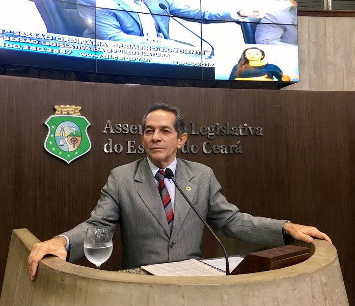 O deputado estadual Heitor Férrer (PSB) deu entrada, nesta segunda-feira (22), em representação na Procuradoria Geral de Justiça do Ministério Público Estadual e no Ministério Público Federal pedindo a exoneração dos secretários Arialdo Pinho e Antônio Balhmann, citados na delação da JBS por recebimento de propina. "Tais condutas não se apresentam como dignas para um Secretário de Estado, que deveria estar servindo a sociedade cearense de forma lícita", disse (Foto: Rodrigo Rocha) O deputado estadual Heitor Férrer (PSB) deu entrada, nesta segunda-feira (22), em representação na Procuradoria Geral de Justiça do Ministério Público Estadual e no Ministério Público Federal pedindo a exoneração dos secretários Arialdo Pinho e Antônio Balhmann, citados na delação da JBS por recebimento de propina. "Tais condutas não se apresentam como dignas para um Secretário de Estado, que deveria estar servindo a sociedade cearense de forma lícita", disse