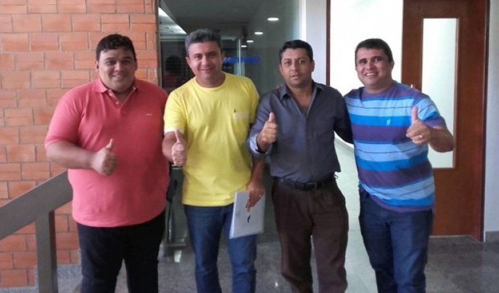 Pré-candidatos à presidência da União dos Vereadores do Tocantins (UVET) Jardel Rocha (PPS), de Xambioá, Jairo Ribeiro (PTB), de Araguatins e Elson Ribeiro (PRB), de Tocantinópolis, abriram mão da disputa e declararam apoio a candidatura de Júnior Pacheco (PPS) - Colinas; com a chapa já registrada e intitulada "Forte e Independente", Pacheco aponta entre as bandeiras prioritárias, a não utilização da Uvet como "trampolim político", garantindo que a entidade " irá atuar no sentido de reconhecer o trabalho de vereadores ex-vereadores que contribuem e contribuíram para o fortalecimento dos legislativos municipais" e reafirma que não será candidato a deputado estadual em 2018 (Foto: Aquiles Lins) Pré-candidatos à presidência da União dos Vereadores do Tocantins (UVET) Jardel Rocha (PPS), de Xambioá, Jairo Ribeiro (PTB), de Araguatins e Elson Ribeiro (PRB), de Tocantinópolis, abriram mão da disputa e declararam apoio a candidatura de Júnior Pacheco (PPS) - Colinas; com a chapa já registrada e intitulada "Forte e Independente", Pacheco aponta entre as bandeiras prioritárias, a não utilização da Uvet como "trampolim político", garantindo que a entidade " irá atuar no sentido de reconhecer o trabalho de vereadores ex-vereadores que contribuem e contribuíram para o fortalecimento dos legislativos municipais" e reafirma que não será candidato a deputado estadual em 2018
