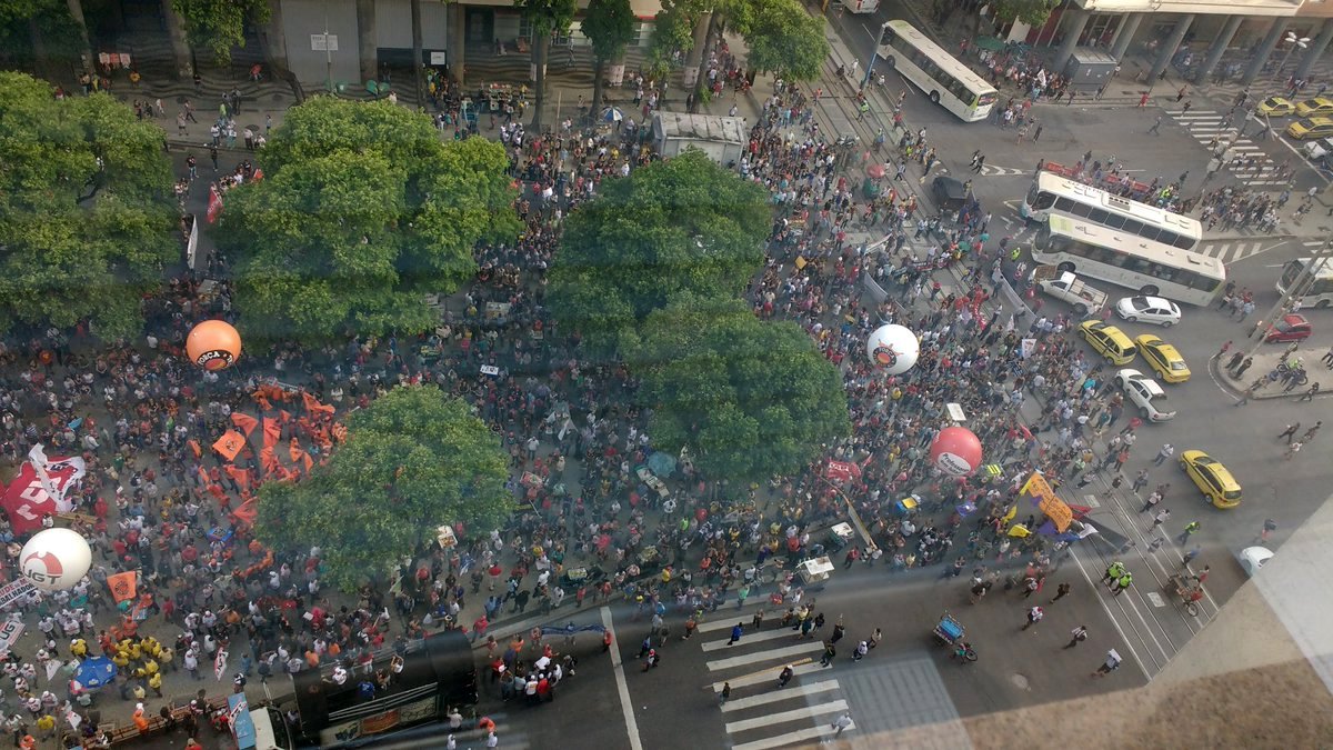 Representantes de diversas categorias fazem um protesto na tarde desta quarta-feira (15), na Candelária, no Centro do Rio, como parte da greve geral mobilizada em todo o país contra as reformas da Previdência e trabalhista, propostas pelo governo Michel Temer; centenas de pessoas ocupam a praça, com cartazes e bandeiras. Bancários, professores, engenheiros, petroleiros, portuários, profissionais da área de saúde, representantes do movimento de apoio à Universidade do Estado do Rio de Janeiro (Uerj), servidores da Cedae e de outros órgãos estaduais estão entre os que participam do ato (Foto: Aquiles Lins) Representantes de diversas categorias fazem um protesto na tarde desta quarta-feira (15), na Candelária, no Centro do Rio, como parte da greve geral mobilizada em todo o país contra as reformas da Previdência e trabalhista, propostas pelo governo Michel Temer; centenas de pessoas ocupam a praça, com cartazes e bandeiras. Bancários, professores, engenheiros, petroleiros, portuários, profissionais da área de saúde, representantes do movimento de apoio à Universidade do Estado do Rio de Janeiro (Uerj), servidores da Cedae e de outros órgãos estaduais estão entre os que participam do ato