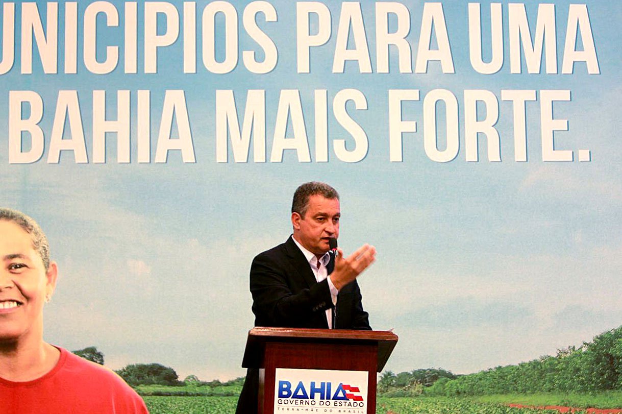 Em evento realizado na União dos Municípios da Bahia, em Salvador, nesta quarta-feira, o governador Rui Costa assinou a adesão do Estado ao programa Garantia-Safra – que destina renda mínima para até 345 mil famílias que perderem a lavoura - e anunciou novas ações do Bahia Mais Forte; serão mais R$ 70 milhões para a agricultura familiar; mais da metade dos investimentos anunciados nesta quarta-feira será aplicada no programa Garantia-Safra; serão R$ 47 milhões direcionados para o seguro; para Rui Costa, o programa "é importante porque significa recursos que entram nos municípios baianos para as famílias dos agricultores no caso de uma seca, como a que tivemos no último ano" (Foto: Romulo Faro) Em evento realizado na União dos Municípios da Bahia, em Salvador, nesta quarta-feira, o governador Rui Costa assinou a adesão do Estado ao programa Garantia-Safra – que destina renda mínima para até 345 mil famílias que perderem a lavoura - e anunciou novas ações do Bahia Mais Forte; serão mais R$ 70 milhões para a agricultura familiar; mais da metade dos investimentos anunciados nesta quarta-feira será aplicada no programa Garantia-Safra; serão R$ 47 milhões direcionados para o seguro; para Rui Costa, o programa "é importante porque significa recursos que entram nos municípios baianos para as famílias dos agricultores no caso de uma seca, como a que tivemos no último ano"