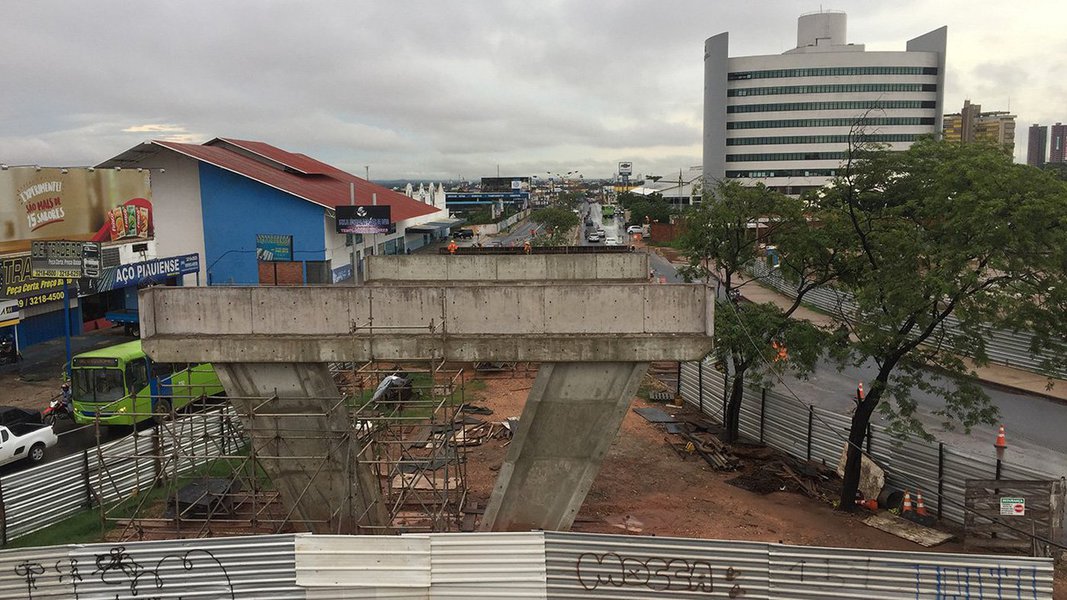 As obras do Elevado da Miguel Rosa seguem de acordo com o cronograma previsto; três dos 10 pilares de sustentação estão posicionados; a obra tem 30% de execução e o prazo de entrega é para o final do segundo semestre deste ano; serão investidos R$ 24 milhões para a construção do Elevado da Miguel Rosa; os recursos são oriundos do empréstimo referente ao programa Pró-Desenvolvimento II, do governo federal (Foto: Leonardo Lucena) As obras do Elevado da Miguel Rosa seguem de acordo com o cronograma previsto; três dos 10 pilares de sustentação estão posicionados; a obra tem 30% de execução e o prazo de entrega é para o final do segundo semestre deste ano; serão investidos R$ 24 milhões para a construção do Elevado da Miguel Rosa; os recursos são oriundos do empréstimo referente ao programa Pró-Desenvolvimento II, do governo federal