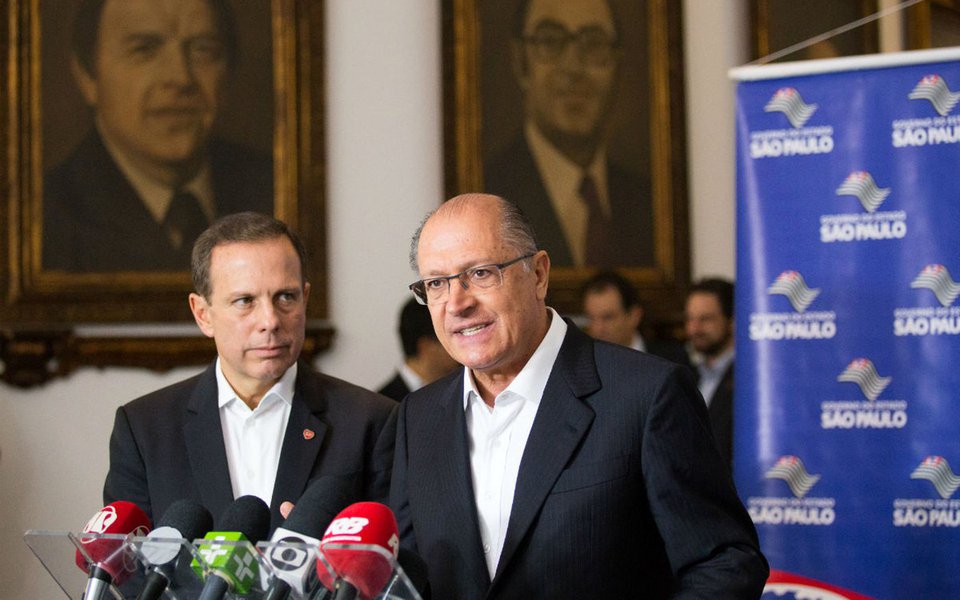 "Alckmin, com uma candidatura Dória, perde grande parte de seu já modesto lastro eleitoral no conservadorismo paulista. Castigo para quem trouxe a cobra para o ninho e para um partido que cevou e estimulou a histeria coxinha, da qual Doria é a mais perfeita tradução", analisa o editor do Tijolaço, sobre o anúncio do prefeito de São Paulo, João Doria (PSDB), de que admite sair do PSDB para disputar a presidência; "Para quem achava que José Serra e Aécio Neves eram o pior em controle da máquina partidária que podia ocorrer entre os tucanos, Doria mostra que é possível mais, muito mais", diz Fernando Brito (Foto: Aquiles Lins) "Alckmin, com uma candidatura Dória, perde grande parte de seu já modesto lastro eleitoral no conservadorismo paulista. Castigo para quem trouxe a cobra para o ninho e para um partido que cevou e estimulou a histeria coxinha, da qual Doria é a mais perfeita tradução", analisa o editor do Tijolaço, sobre o anúncio do prefeito de São Paulo, João Doria (PSDB), de que admite sair do PSDB para disputar a presidência; "Para quem achava que José Serra e Aécio Neves eram o pior em controle da máquina partidária que podia ocorrer entre os tucanos, Doria mostra que é possível mais, muito mais", diz Fernando Brito