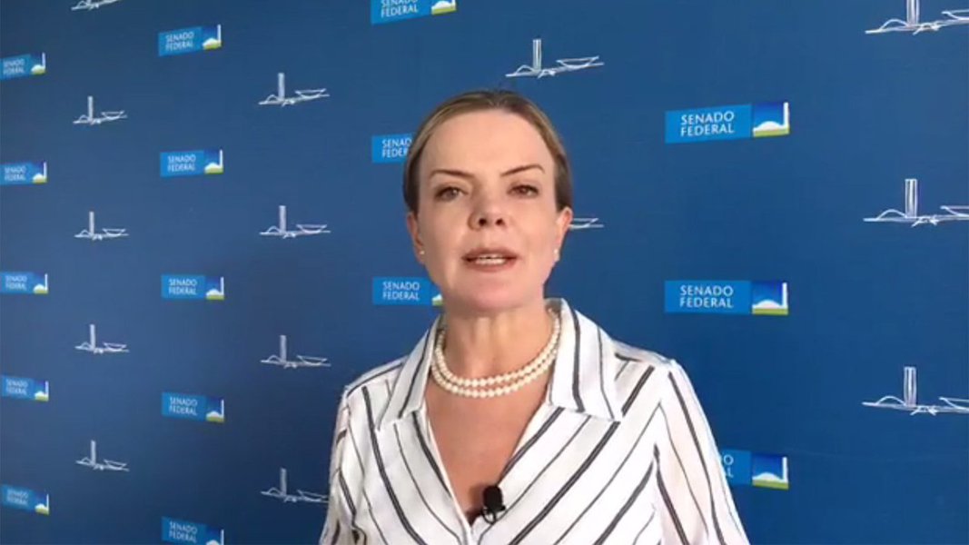 Líder do PT no Senado, Gleisi Hoffmann (PT-PR) alerta para a "situação dramática na economia", especialmente na questão do desemprego, e diz que "eles, ao invés de se preocuparem em criar empregos aqui, estão exportando empregos"; ela toca no ponto da redução drástica da exigência de conteúdo nacional na indústria de petróleo e gás, alterada pelo governo Temer; assista (Foto: Gisele Federicce) Líder do PT no Senado, Gleisi Hoffmann (PT-PR) alerta para a "situação dramática na economia", especialmente na questão do desemprego, e diz que "eles, ao invés de se preocuparem em criar empregos aqui, estão exportando empregos"; ela toca no ponto da redução drástica da exigência de conteúdo nacional na indústria de petróleo e gás, alterada pelo governo Temer; assista