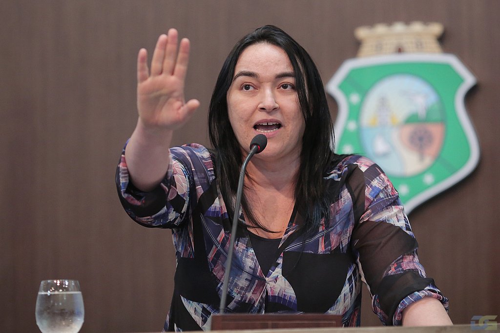Após assumir a presidência da Comissão de Educação da Assembleia Legislativa, a deputada Dra. Silvana defendeu, nesta quarta-feira (22), a discussão sobre o projeto Escola sem Partido. Segundo ela, o objetivo é “evitar a prática da doutrinação política e ideológicas em salas de aulas” (Foto: Rodrigo Rocha) Após assumir a presidência da Comissão de Educação da Assembleia Legislativa, a deputada Dra. Silvana defendeu, nesta quarta-feira (22), a discussão sobre o projeto Escola sem Partido. Segundo ela, o objetivo é “evitar a prática da doutrinação política e ideológicas em salas de aulas”