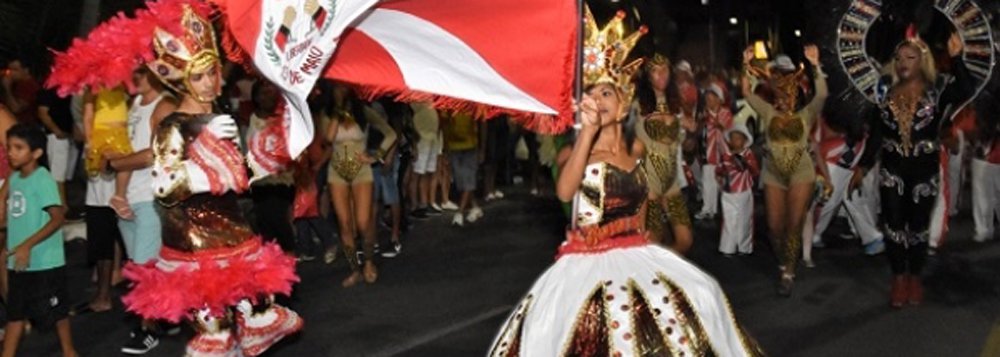 Samba no pé e alegria; foi assim que milhares de foliões acompanharam a apresentação de agremiações da Liga das Escolas de Samba de Alagoas (Lessal); para celebrar os 200 anos de emancipação política, as escolas prepararam um enredo único, contando o folclore e manifestações artísticas do estado (Foto: Voney Malta) Samba no pé e alegria; foi assim que milhares de foliões acompanharam a apresentação de agremiações da Liga das Escolas de Samba de Alagoas (Lessal); para celebrar os 200 anos de emancipação política, as escolas prepararam um enredo único, contando o folclore e manifestações artísticas do estado