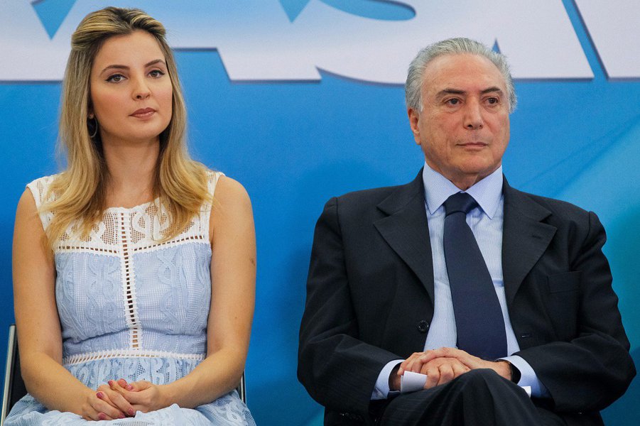 Michel Temer embarcou no início da dessa sexta-feira, 24, para Salvador (BA), em companhia da família para passar o carnaval na Base Naval de Aratu; para garantir privacidade e impedir que sejam feitas fotos de Marcela Temer em trajes de banho, uma equipe do escalão avançado com um enorme número de seguranças voou para Salvador ainda na quinta-feira, 23, para fazer reconhecimento e proteção do local; área próxima à base naval será isolada para que curiosos e a imprensa não tenham acesso ao local; proteção da base naval de Aratu será por mar também e ficará a cargo da Marinha, que colocará embarcações militares para evitar que qualquer tipo de lancha particular se aproxime do local (Foto: Aquiles Lins) Michel Temer embarcou no início da dessa sexta-feira, 24, para Salvador (BA), em companhia da família para passar o carnaval na Base Naval de Aratu; para garantir privacidade e impedir que sejam feitas fotos de Marcela Temer em trajes de banho, uma equipe do escalão avançado com um enorme número de seguranças voou para Salvador ainda na quinta-feira, 23, para fazer reconhecimento e proteção do local; área próxima à base naval será isolada para que curiosos e a imprensa não tenham acesso ao local; proteção da base naval de Aratu será por mar também e ficará a cargo da Marinha, que colocará embarcações militares para evitar que qualquer tipo de lancha particular se aproxime do local