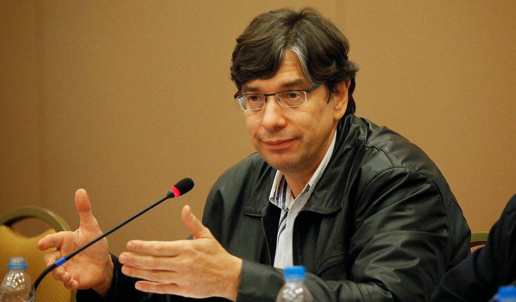 "A discussão a respeito da situação econômica atual no Brasil tem sido no mínimo excêntrica, pois parece resultar de certa confusão que se generaliza, muitas vezes, da inadequada interpelação do fato (a realidade econômica) por versões (narrativas) produzidas nas distintas análises sobre a realidade. Sobre a recessão econômica (o fato), por exemplo, não tem havido, em geral, maiores discordâncias entre analistas", escreve Marcio Pochmann em texto na Rede Brasil Atual (Foto: Romulo Faro) "A discussão a respeito da situação econômica atual no Brasil tem sido no mínimo excêntrica, pois parece resultar de certa confusão que se generaliza, muitas vezes, da inadequada interpelação do fato (a realidade econômica) por versões (narrativas) produzidas nas distintas análises sobre a realidade. Sobre a recessão econômica (o fato), por exemplo, não tem havido, em geral, maiores discordâncias entre analistas", escreve Marcio Pochmann em texto na Rede Brasil Atual