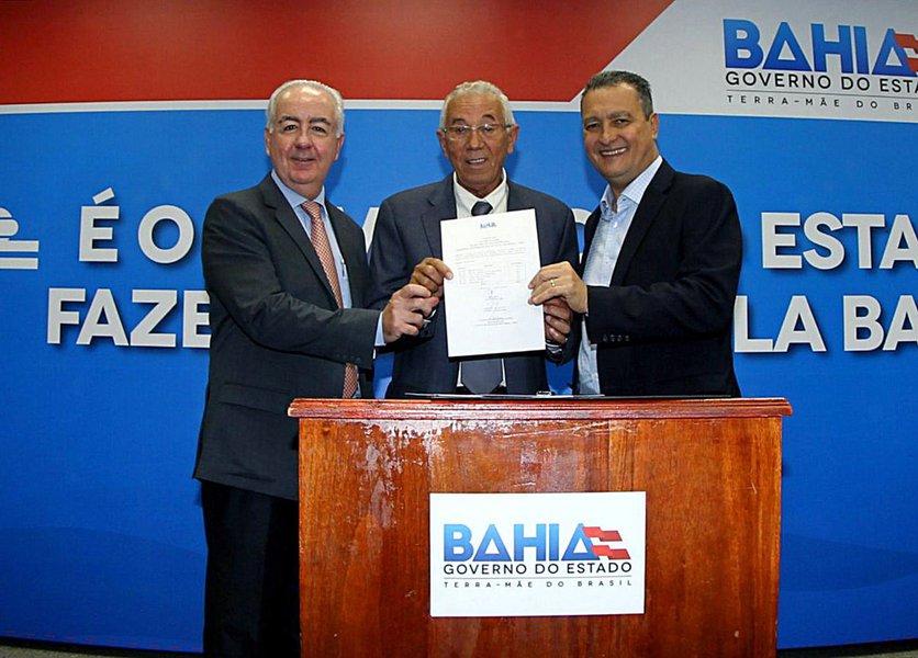 Mais três mil quilômetros de estradas serão recuperados por meio de oito consórcios formados por 126 municípios baianos; os contratos foram assinados nesta quarta-feira (24) pelo governador Rui Costa e pelos presidentes dos consórcios; ao todo, somando parcerias que já estão em execução, são dez consórcios abrangendo 160 cidades; Rui destacou que estão sendo investidos quase R$ 15 milhões por meio dos consórcios; "Alguns já começaram os serviços e, para os mais eficientes, nós vamos acelerar e ampliar os contratos. Inclusive, vamos equipar alguns com usinas de asfalto" (Foto: Romulo Faro) Mais três mil quilômetros de estradas serão recuperados por meio de oito consórcios formados por 126 municípios baianos; os contratos foram assinados nesta quarta-feira (24) pelo governador Rui Costa e pelos presidentes dos consórcios; ao todo, somando parcerias que já estão em execução, são dez consórcios abrangendo 160 cidades; Rui destacou que estão sendo investidos quase R$ 15 milhões por meio dos consórcios; "Alguns já começaram os serviços e, para os mais eficientes, nós vamos acelerar e ampliar os contratos. Inclusive, vamos equipar alguns com usinas de asfalto"