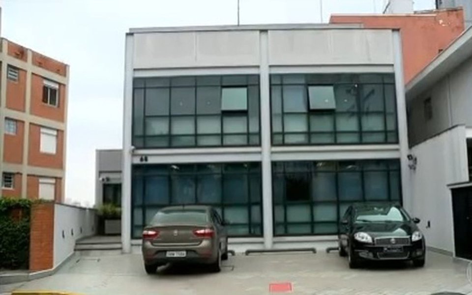 Polícia Federal cumpre mandados de busca e apreensão na empresa do coronel aposentado da Polícia Militar de São Paulo João Baptista Lima Filho, amigo de Michel Temer; agentes federais também cumprem mandado na residência do doleiro Lúcio Bolonha Funaro, considerado próximo do ex-deputado Eduardo Cunha (PMDB-RJ); ações da PF acontecem após vir à tona gravações feitas pelo empresário Joesley Batista, do grupo JBS, dando conta de que Temer avalizou o pagamento de propina para comprar o silêncio de Cunha no âmbito da Operação Lava Jato (Foto: Paulo Emílio) Polícia Federal cumpre mandados de busca e apreensão na empresa do coronel aposentado da Polícia Militar de São Paulo João Baptista Lima Filho, amigo de Michel Temer; agentes federais também cumprem mandado na residência do doleiro Lúcio Bolonha Funaro, considerado próximo do ex-deputado Eduardo Cunha (PMDB-RJ); ações da PF acontecem após vir à tona gravações feitas pelo empresário Joesley Batista, do grupo JBS, dando conta de que Temer avalizou o pagamento de propina para comprar o silêncio de Cunha no âmbito da Operação Lava Jato