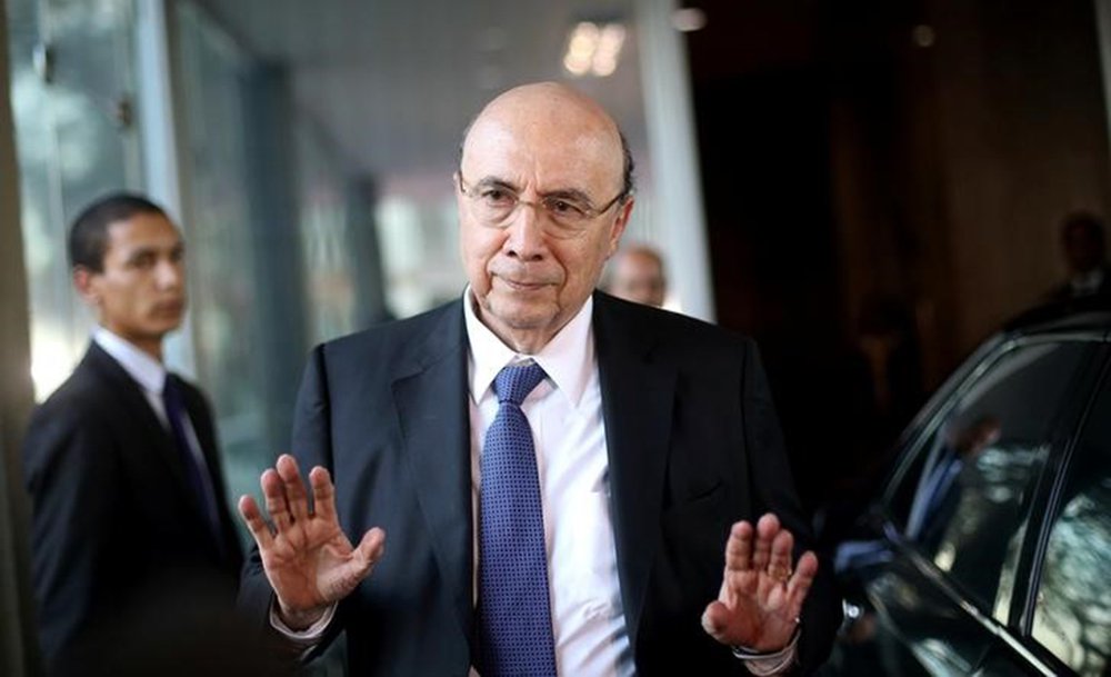 Ministro da Fazenda, Henrique Meirelles, conversa com jornalista em frente ao ministério, em Brasília 20/07/2017 REUTERS/Adriano Machado (Foto: Leonardo Attuch) Ministro da Fazenda, Henrique Meirelles, conversa com jornalista em frente ao ministério, em Brasília 20/07/2017 REUTERS/Adriano Machado