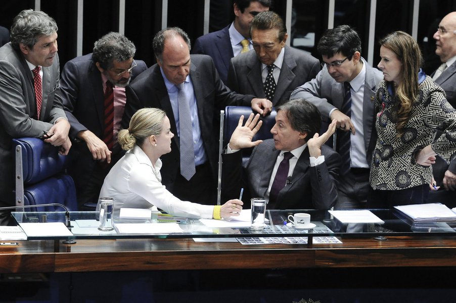 "Com anos de atraso, e depois de muito leite derramado, o Congresso aprovou o financiamento público de campanhas, com a criação de um fundo que já começa ser apedrejado pela hipocrisia de sempre: vamos gastar em campanhas o dinheiro que poderia financiar a saúde, a educação, a habitação etc", diz a colunista do 247 Tereza Cruvinel; "Lorotas de quem deseja a volta do financiamento empresarial, que permite sempre o embolso parcial das doações e é porta-larga para a corrupção. Mas como não poderia deixar de ser, na última hora inventaram um modo de favorecer os candidatos mais ricos, com a supressão, pelo Senado, do artigo que impunha limites ao autofinanciamento. Se o ricaço pode gastar quanto quiser, e geralmente ele é empresário, trata-se de um autofinanciamento empresarial"
(Foto: Tereza Cruvinel) "Com anos de atraso, e depois de muito leite derramado, o Congresso aprovou o financiamento público de campanhas, com a criação de um fundo que já começa ser apedrejado pela hipocrisia de sempre: vamos gastar em campanhas o dinheiro que poderia financiar a saúde, a educação, a habitação etc", diz a colunista do 247 Tereza Cruvinel; "Lorotas de quem deseja a volta do financiamento empresarial, que permite sempre o embolso parcial das doações e é porta-larga para a corrupção. Mas como não poderia deixar de ser, na última hora inventaram um modo de favorecer os candidatos mais ricos, com a supressão, pelo Senado, do artigo que impunha limites ao autofinanciamento. Se o ricaço pode gastar quanto quiser, e geralmente ele é empresário, trata-se de um autofinanciamento empresarial"