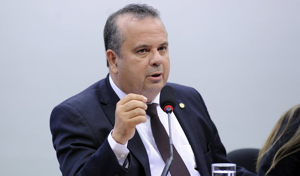 É preciso parar com esta insanidade, recusar essa proposta e reabrir um amplo diálogo envolvendo as centrais sindicais, os empresários, parlamentares para atualizar, sim, e não, destruir o que construímos ao longo de anos de convívio democrático (Foto: Miguel Rossetto) É preciso parar com esta insanidade, recusar essa proposta e reabrir um amplo diálogo envolvendo as centrais sindicais, os empresários, parlamentares para atualizar, sim, e não, destruir o que construímos ao longo de anos de convívio democrático