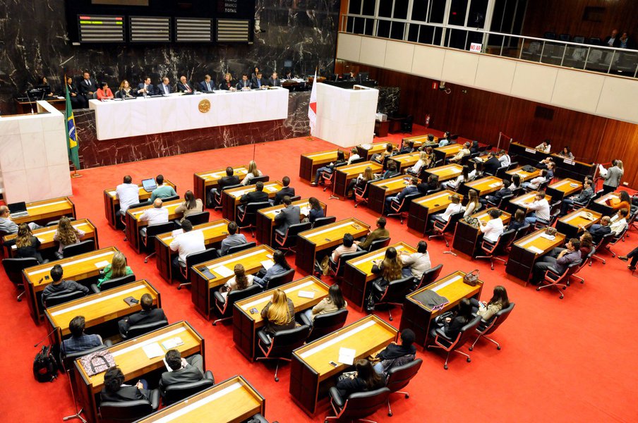Os servidores da Assembleia Legislativa de Minas Gerais terão um reajuste salarial de 4,57%, percentual estabelecido em projeto de lei publicado no Diário Legislativo, que determina o pagamento retroativo a 1º de abril de 2017; de acordo com a Mesa Diretora, o projeto atende à lei que determina revisão salarial em abril de todo ano; também foi concedido o índice da inflação acumulada entre abril de 2016 e de 2017 (Foto: Leonardo Lucena) Os servidores da Assembleia Legislativa de Minas Gerais terão um reajuste salarial de 4,57%, percentual estabelecido em projeto de lei publicado no Diário Legislativo, que determina o pagamento retroativo a 1º de abril de 2017; de acordo com a Mesa Diretora, o projeto atende à lei que determina revisão salarial em abril de todo ano; também foi concedido o índice da inflação acumulada entre abril de 2016 e de 2017