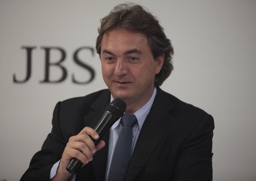 Pelo menos mais 20 executivos da JBS devem colaborar com as delações já firmadas com a Procuradoria Geral da República no âmbito da Operação Lava Jato; a lista é composta por diretores e presidentes de empresas do grupo J&F que têm proximidade com os acionistas e conhecimento dos ilícitos; colaborações adicionais são necessárias para que outros funcionários, que conhecem ou tenham participado dos crimes confessados, confirmem o que foi revelado pelos delatores até então (Foto: Romulo Faro) Pelo menos mais 20 executivos da JBS devem colaborar com as delações já firmadas com a Procuradoria Geral da República no âmbito da Operação Lava Jato; a lista é composta por diretores e presidentes de empresas do grupo J&F que têm proximidade com os acionistas e conhecimento dos ilícitos; colaborações adicionais são necessárias para que outros funcionários, que conhecem ou tenham participado dos crimes confessados, confirmem o que foi revelado pelos delatores até então