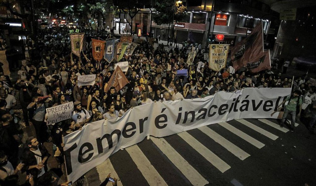 A democracia brasileira é a que tem o pior funcionamento entre os 18 países pesquisados na edição 2017 do 'Latinobarómetro', uma ONG chilena que faz avaliação dos humores dos latino-americanos desde 1995; divulgados nesta sexta-feira, os dados impressionam no Brasil, a ponto de apenas 13% dos cidadãos consultados se declararem satisfeitos com o funcionamento da democracia, último posto no ranking; atrás até dos 22% de satisfação na Venezuela (Foto: Romulo Faro) A democracia brasileira é a que tem o pior funcionamento entre os 18 países pesquisados na edição 2017 do 'Latinobarómetro', uma ONG chilena que faz avaliação dos humores dos latino-americanos desde 1995; divulgados nesta sexta-feira, os dados impressionam no Brasil, a ponto de apenas 13% dos cidadãos consultados se declararem satisfeitos com o funcionamento da democracia, último posto no ranking; atrás até dos 22% de satisfação na Venezuela