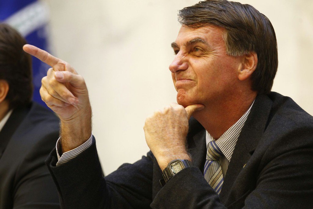 O deputado federal Jair Bolsonaro chegou há pouco no aeroporto de Belém. Fórum conseguiu que um frila tivesse acesso ao caminhão de som que o recepcionava. É o vídeo que o nosso correspondente informal nos enviou é de certa forma chocante. Muita gente, aos gritos de presidente, o esperavam (Foto: Renato Rovai) O deputado federal Jair Bolsonaro chegou há pouco no aeroporto de Belém. Fórum conseguiu que um frila tivesse acesso ao caminhão de som que o recepcionava. É o vídeo que o nosso correspondente informal nos enviou é de certa forma chocante. Muita gente, aos gritos de presidente, o esperavam