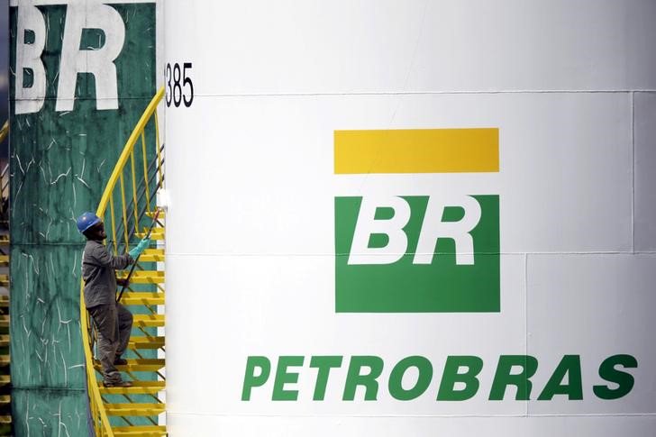 Funcionário pinta tanque da Petrobras em Brasília, no Brasil 30/09/2015 REUTERS/Ueslei Marcelino/File Photo (Foto: Jose Carlos de Assis) Funcionário pinta tanque da Petrobras em Brasília, no Brasil 30/09/2015 REUTERS/Ueslei Marcelino/File Photo