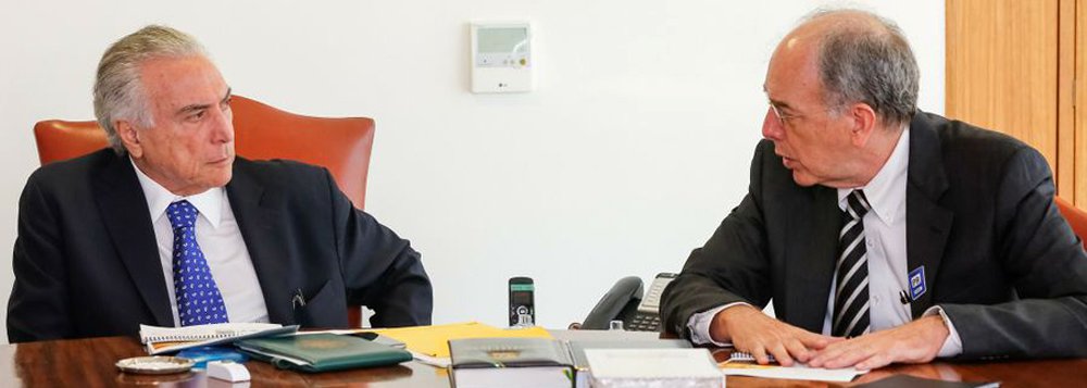 Michel Temer partiu para o tudo ou nada e passou a usar empresas estatais como se fossem sua propriedade particular; nesta quinta-feira 8, sob o comando de Pedro Parente, a Petrobras cancelou antecipadamente um contrato de fornecimento de gás natural com a empresa âmbar, do grupo J&F, para a UTE Mário Covas (UTE Cuiabá); o motivo, informou a petroleira em comunicado ao mercado, foi a violação de cláusula contratual que trata da lei anticorrupção (Foto: Gisele Federicce) Michel Temer partiu para o tudo ou nada e passou a usar empresas estatais como se fossem sua propriedade particular; nesta quinta-feira 8, sob o comando de Pedro Parente, a Petrobras cancelou antecipadamente um contrato de fornecimento de gás natural com a empresa âmbar, do grupo J&F, para a UTE Mário Covas (UTE Cuiabá); o motivo, informou a petroleira em comunicado ao mercado, foi a violação de cláusula contratual que trata da lei anticorrupção