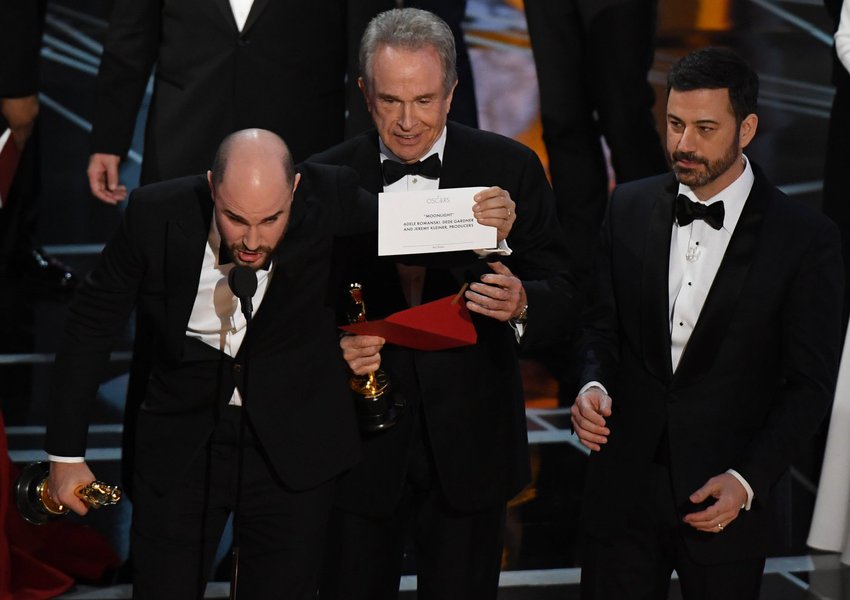 Responsáveis pelo Oscar investigavam nesta segunda-feira, 27, a confusão constrangedora envolvendo a premiação para melhor filme, que no final ficou com o drama sobre um jovem negro "Moonlight", depois de uma cerimônia marcada por piadas políticas e incidentes menores; "Estamos no momento investigando como isso aconteceu e lamentamos profundamente que isso tenha ocorrido", disse a empresa Pricewaterhouse Coopers (Foto: Aquiles Lins) Responsáveis pelo Oscar investigavam nesta segunda-feira, 27, a confusão constrangedora envolvendo a premiação para melhor filme, que no final ficou com o drama sobre um jovem negro "Moonlight", depois de uma cerimônia marcada por piadas políticas e incidentes menores; "Estamos no momento investigando como isso aconteceu e lamentamos profundamente que isso tenha ocorrido", disse a empresa Pricewaterhouse Coopers