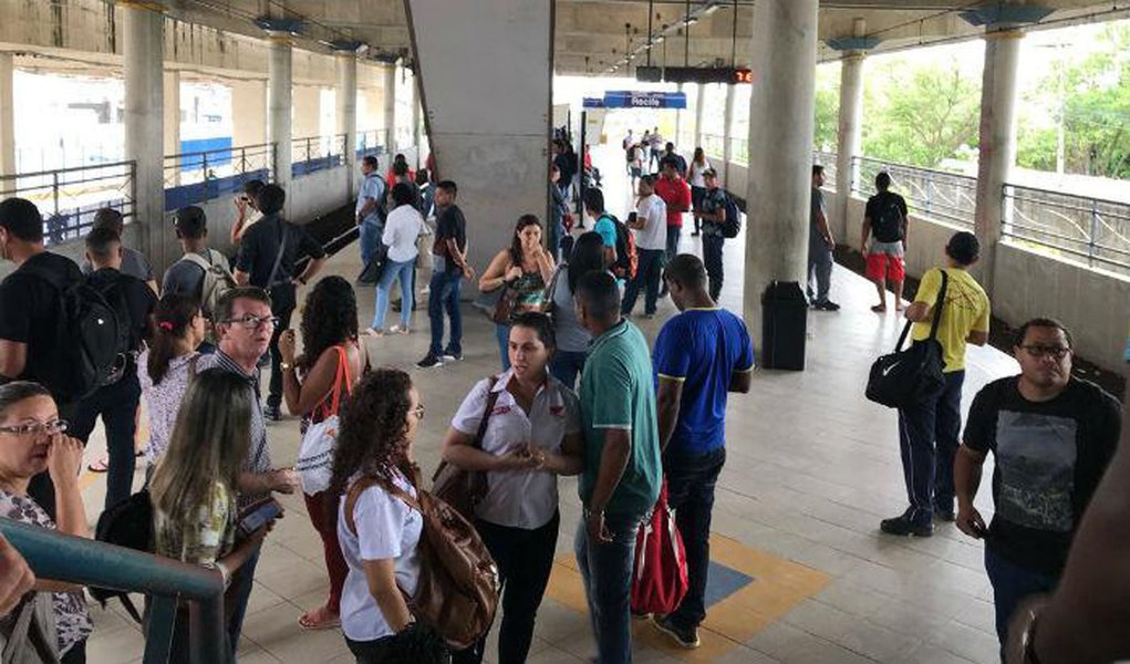 Todas as estações de metrô foram fechadas nesta manhã, por conta de um apagão; de acordo com a CBTU, o serviço foi normalizado por volta das 9h; os sinais de trânsito na capital também foram afetados; informação da Chesf é de que houve pane em subestação na capital (Foto: Gisele Federicce) Todas as estações de metrô foram fechadas nesta manhã, por conta de um apagão; de acordo com a CBTU, o serviço foi normalizado por volta das 9h; os sinais de trânsito na capital também foram afetados; informação da Chesf é de que houve pane em subestação na capital