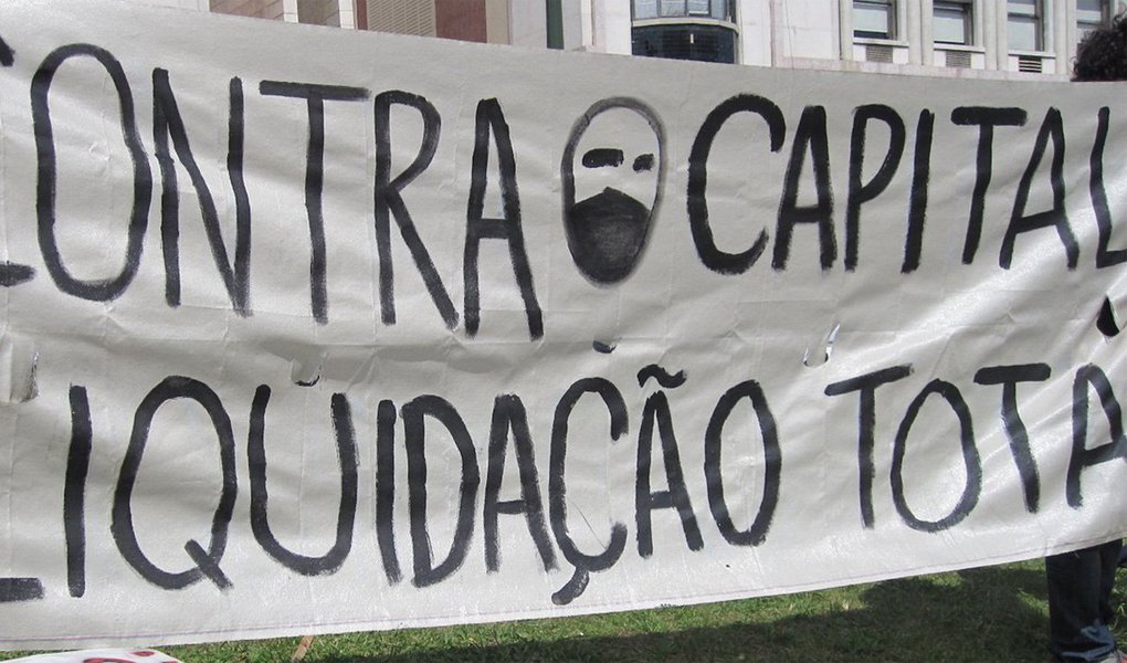 "Não nos enganemos. Quem manda no mundo ultimamente são as corporações. Os governos são serviçais dos donos do capital", alerta o cientista político e colunista do 247 Robson Sávio; segundo ele, a visão distorcida pela mídia mostrando diuturnamente que a corrupção está associada exclusivamente a agentes políticos corruptos, incriminando o sistema político, é propositalmente falsa e manipuladora; "A corrupção generalizada praticada por grandes empresas e bancos, inclusive com sistemática sonegação de impostos, é estratégia utilizada para a maximização de lucros de forma criminosa"; "É hora dos movimentos sociais, sindicais e eclesiais olharem para a sociedade. É da sociedade que brotarão as forças capazes de liberarem os processos de mudanças estruturais", diz (Foto: Robson Sávio Reis Souza) "Não nos enganemos. Quem manda no mundo ultimamente são as corporações. Os governos são serviçais dos donos do capital", alerta o cientista político e colunista do 247 Robson Sávio; segundo ele, a visão distorcida pela mídia mostrando diuturnamente que a corrupção está associada exclusivamente a agentes políticos corruptos, incriminando o sistema político, é propositalmente falsa e manipuladora; "A corrupção generalizada praticada por grandes empresas e bancos, inclusive com sistemática sonegação de impostos, é estratégia utilizada para a maximização de lucros de forma criminosa"; "É hora dos movimentos sociais, sindicais e eclesiais olharem para a sociedade. É da sociedade que brotarão as forças capazes de liberarem os processos de mudanças estruturais", diz