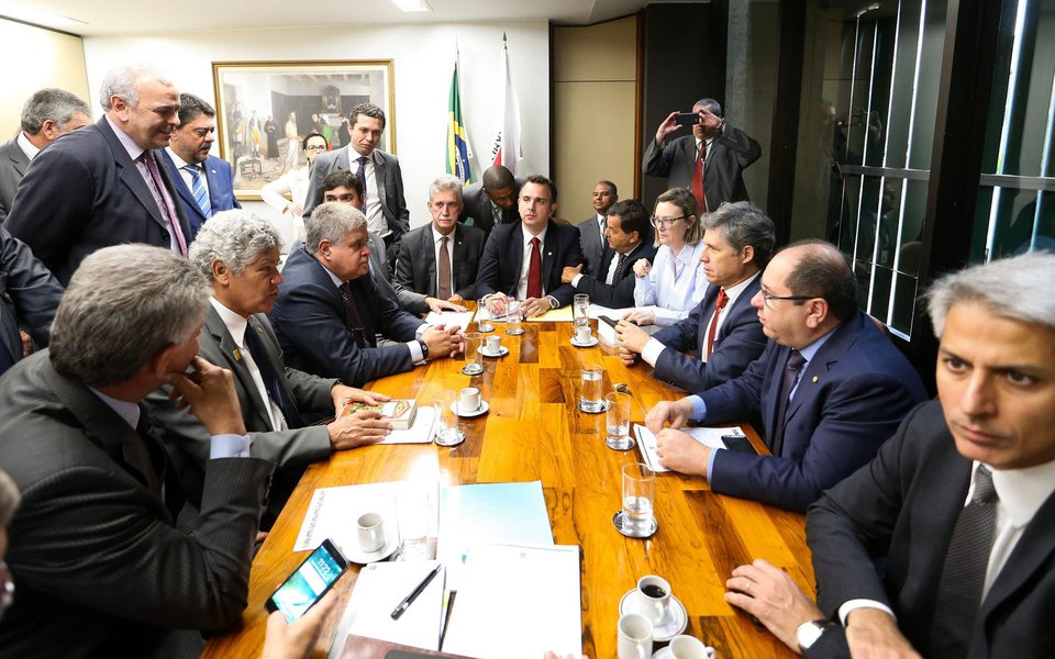 Estratégia bem sucedida do governo na primeira denúncia é repetida agora na votação da segunda denúncia da PGR contra Michel Temer; desde a apresentação da peça, no dia 14 de setembro, foram feitas oito movimentações para garantir cinco votos favoráveis a Temer, incluindo o do relator, Bonifácio de Andrada (PSDB-MG); os alvos são os deputados titulares, pois só eles têm direito a voto; indecisos ou favoráveis à aceitação da denúncia, portanto, são os que sofrem a maior parte das trocas, sendo transferidos para a suplência (Foto: Gisele Federicce) Estratégia bem sucedida do governo na primeira denúncia é repetida agora na votação da segunda denúncia da PGR contra Michel Temer; desde a apresentação da peça, no dia 14 de setembro, foram feitas oito movimentações para garantir cinco votos favoráveis a Temer, incluindo o do relator, Bonifácio de Andrada (PSDB-MG); os alvos são os deputados titulares, pois só eles têm direito a voto; indecisos ou favoráveis à aceitação da denúncia, portanto, são os que sofrem a maior parte das trocas, sendo transferidos para a suplência