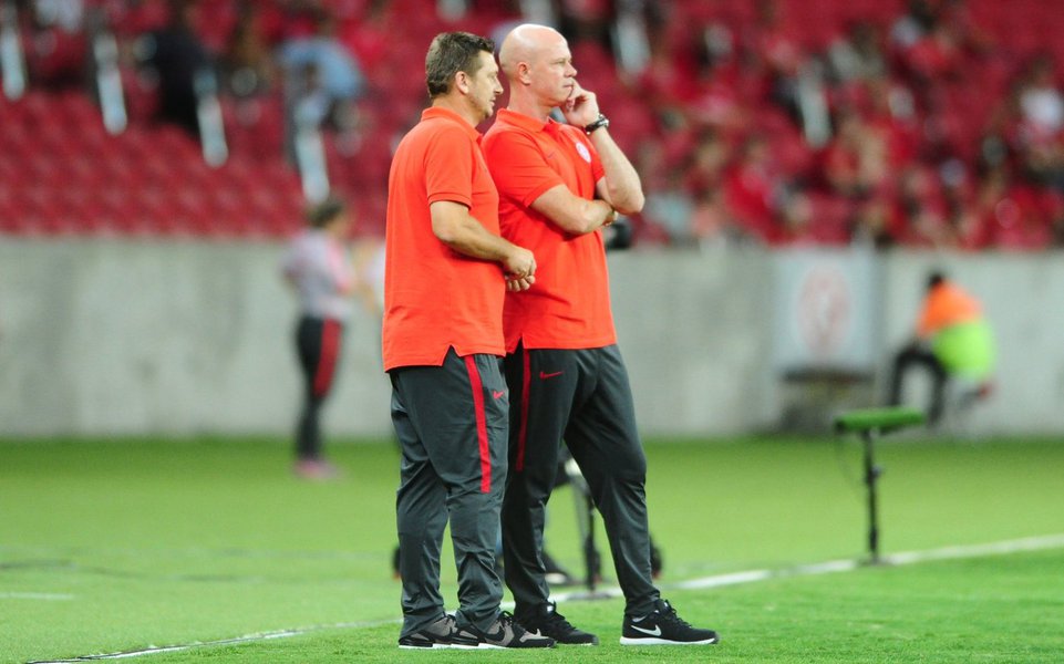 A derrota do Internacional para o Paysandu foi fatal para o técnico Antônio Carlos Zago, que acabou demitido ainda no vestiário; com 30 jogos pelo Inter no currículo, Zago obteve 14 vitórias, 10 empates e seis derrotas, com 47 gols feitos, 27 sofridos, e aproveitamento de 57,77%; para o seu lugar o clube procura um treinador com maior experiência (Foto: Voney Malta) A derrota do Internacional para o Paysandu foi fatal para o técnico Antônio Carlos Zago, que acabou demitido ainda no vestiário; com 30 jogos pelo Inter no currículo, Zago obteve 14 vitórias, 10 empates e seis derrotas, com 47 gols feitos, 27 sofridos, e aproveitamento de 57,77%; para o seu lugar o clube procura um treinador com maior experiência