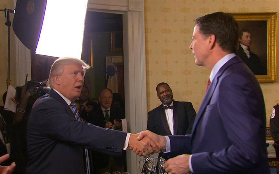 O presidente Donald Trump demitiu o diretor do FBI James Comey nesta terça-feira (9); segundo a Casa Branca, Comey foi romovido do cargo depois de recomendações do procurador-geral Jeff Sessions. A procura por um novo diretor começa imediatamente; agência Reuters cita uma carta divulgada pela Casa Branca em que Trump afirma a Comey que ele "não consegue liderar efetivamente" e que uma nova liderança é necessária para restaurar a confiança (Foto: Aquiles Lins) O presidente Donald Trump demitiu o diretor do FBI James Comey nesta terça-feira (9); segundo a Casa Branca, Comey foi romovido do cargo depois de recomendações do procurador-geral Jeff Sessions. A procura por um novo diretor começa imediatamente; agência Reuters cita uma carta divulgada pela Casa Branca em que Trump afirma a Comey que ele "não consegue liderar efetivamente" e que uma nova liderança é necessária para restaurar a confiança