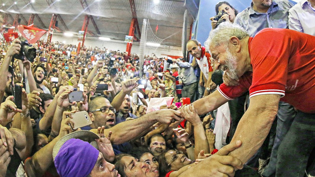Começa nesta terça-feira (22) a visita de dois dias do ex-Presidente da República, Luiz Inácio Lula da Silva, ao Estado de Alagoa; ele vai iniciar os seu contatos com os alagoanos na histórica Penedo, banhada pelo Rio São Francisco, onde desembarca às 16 horas no Porto da Balsa; na cidade, ele participará de um ato em defesa do Bolsa Família, da Educação e da Agricultura Familiar (Foto: Voney Malta) Começa nesta terça-feira (22) a visita de dois dias do ex-Presidente da República, Luiz Inácio Lula da Silva, ao Estado de Alagoa; ele vai iniciar os seu contatos com os alagoanos na histórica Penedo, banhada pelo Rio São Francisco, onde desembarca às 16 horas no Porto da Balsa; na cidade, ele participará de um ato em defesa do Bolsa Família, da Educação e da Agricultura Familiar