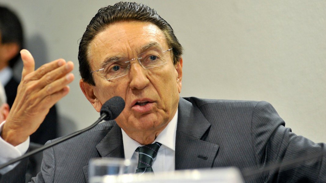 O senador Edson Lobão (PMDB) mostrou tranquilidade com a inclusão do seu nome na lista com o pedido de abertura de inquéritos ao Supremo Tribunal Federal (STF) com base nas delações premiadas feitas por executivos da Odebrecht à força-tarefa da Operação Lava Jato;ele avalia que “Vários senadores já estão submetidos à investigação. E muitos deles, inclusive eu, temos tido esses inquéritos arquivados por falta de completa procedência da delação” (Foto: Voney Malta) O senador Edson Lobão (PMDB) mostrou tranquilidade com a inclusão do seu nome na lista com o pedido de abertura de inquéritos ao Supremo Tribunal Federal (STF) com base nas delações premiadas feitas por executivos da Odebrecht à força-tarefa da Operação Lava Jato;ele avalia que “Vários senadores já estão submetidos à investigação. E muitos deles, inclusive eu, temos tido esses inquéritos arquivados por falta de completa procedência da delação”