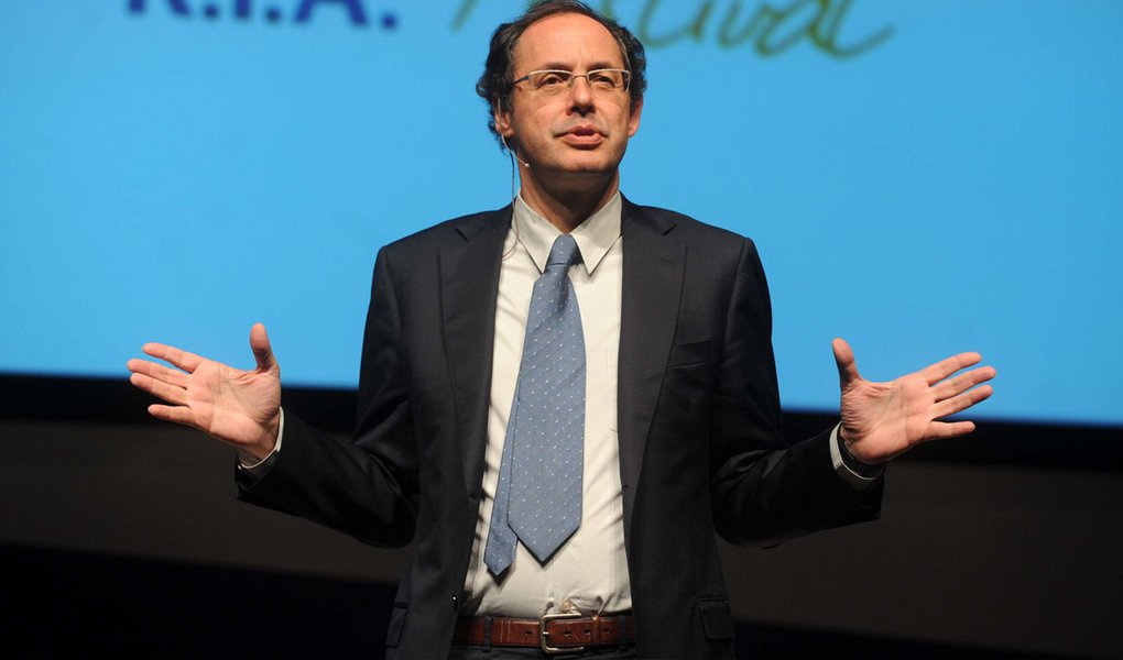 Economista e filósofo Eduardo Giannetti discordou da posição defendida pela Folha de S. Paulo de que o diálogo em que Michel Temer avaliza a Joesley Batista a compra do silêncio de Eduardo Cunha na cadeia seja "inconclusivo"; "Na minha opinião, a gravação é conclusiva: Temer não tem a menor condição moral de se manter na Presidência da República", diz; "Esse empresário foi visitar o presidente na calada da noite, em sua residência. Entrou sem apresentar documentos. Teve uma conversa com elementos gravíssimos de obstrução da Justiça. Não é possível que isso não seja capaz de disparar todos os alarmes", afirmou (Foto: Aquiles Lins) Economista e filósofo Eduardo Giannetti discordou da posição defendida pela Folha de S. Paulo de que o diálogo em que Michel Temer avaliza a Joesley Batista a compra do silêncio de Eduardo Cunha na cadeia seja "inconclusivo"; "Na minha opinião, a gravação é conclusiva: Temer não tem a menor condição moral de se manter na Presidência da República", diz; "Esse empresário foi visitar o presidente na calada da noite, em sua residência. Entrou sem apresentar documentos. Teve uma conversa com elementos gravíssimos de obstrução da Justiça. Não é possível que isso não seja capaz de disparar todos os alarmes", afirmou