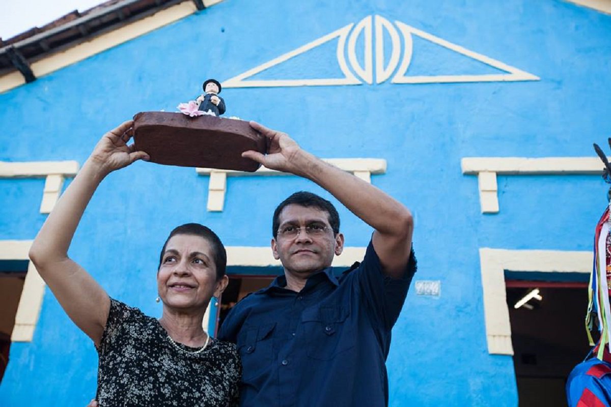 Faleceu hoje pela manhã, a arqueóloga Rosiane Limaverde (51), fundadora da Fundação Casa Grande, de Nova Olinda (Região do Cariri). Junto com o marido, Alemberg Quindins, Rosiana criou, em dezembro de 1992, a Fundação Casa Grande-Memorial do Homem Kariri, uma das mais atuantes ONGs do Ceará, premiada nacional e internacionalmente. O velório acontecerá a partir das 16 horas, no Teatro Violeta Arraes, em Nova Olinda. O corpo de Rosane deverá ser cremado (Foto: Fatima 247) Faleceu hoje pela manhã, a arqueóloga Rosiane Limaverde (51), fundadora da Fundação Casa Grande, de Nova Olinda (Região do Cariri). Junto com o marido, Alemberg Quindins, Rosiana criou, em dezembro de 1992, a Fundação Casa Grande-Memorial do Homem Kariri, uma das mais atuantes ONGs do Ceará, premiada nacional e internacionalmente. O velório acontecerá a partir das 16 horas, no Teatro Violeta Arraes, em Nova Olinda. O corpo de Rosane deverá ser cremado