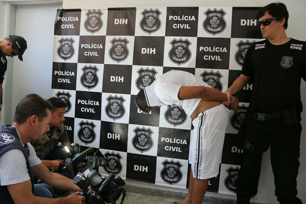 Polícia Civil, por meio da Delegacia Estadual de Investigação de Homicídios (DIH) apresentou o pastor evangélico Daniel Batista de Moraes, 30 anos, que se encontrava foragido desde o ano de 2012; ele tinha sido condenado a nove anos de prisão pelo assassinato de Damião Batista de Carvalho, após uma discussão entre os dois, na noite de Natal de 2006, no Setor Eli Forte, em Goiânia; segundo informações da polícia, houve um desentendimento entre o pastor e a vítima, causado pelo consumo em excesso de álcool durante a festa; vítima foi morta com golpes de pedra e pedaços de madeira (Foto: José Barbacena) Polícia Civil, por meio da Delegacia Estadual de Investigação de Homicídios (DIH) apresentou o pastor evangélico Daniel Batista de Moraes, 30 anos, que se encontrava foragido desde o ano de 2012; ele tinha sido condenado a nove anos de prisão pelo assassinato de Damião Batista de Carvalho, após uma discussão entre os dois, na noite de Natal de 2006, no Setor Eli Forte, em Goiânia; segundo informações da polícia, houve um desentendimento entre o pastor e a vítima, causado pelo consumo em excesso de álcool durante a festa; vítima foi morta com golpes de pedra e pedaços de madeira