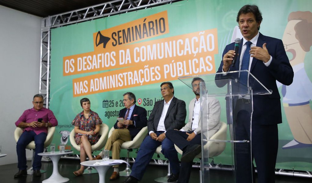 O ex-prefeito de São Paulo, Fernando Haddad, defende que a democratização da comunicação deve constar na lista de prioridades do próximo governo do Brasil, pois o tema é fundamental para o fortalecimento da democracia no país; para ele, “O debate sobre a comunicação já tardou tanto quanto o da reforma política. Está passando dos limites da irresponsabilidade, da omissão frente a isso. Essa agenda tem que estar na ordem do dia do próximo governo, se for um governo progressista, democrático e comprometido com a causa popular” (Foto: Voney Malta) O ex-prefeito de São Paulo, Fernando Haddad, defende que a democratização da comunicação deve constar na lista de prioridades do próximo governo do Brasil, pois o tema é fundamental para o fortalecimento da democracia no país; para ele, “O debate sobre a comunicação já tardou tanto quanto o da reforma política. Está passando dos limites da irresponsabilidade, da omissão frente a isso. Essa agenda tem que estar na ordem do dia do próximo governo, se for um governo progressista, democrático e comprometido com a causa popular”