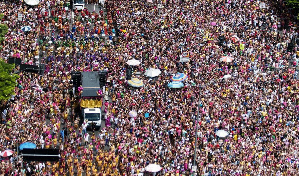 O número de pessoas nas ruas no Carnaval de Belo Horizonte superou as estimativas iniciais da prefeitura, que eram de 2,5 milhões; pelo menos 3 milhões foliões curtiram a festa na capital, de acordo com o diretor de eventos da Belotur, Gilberto Castro; foram mais de 260 blocos dos mais variados perfis: samba, jazz, rock, MPB, axé, entre outros estilos musicais (Foto: Leonardo Lucena) O número de pessoas nas ruas no Carnaval de Belo Horizonte superou as estimativas iniciais da prefeitura, que eram de 2,5 milhões; pelo menos 3 milhões foliões curtiram a festa na capital, de acordo com o diretor de eventos da Belotur, Gilberto Castro; foram mais de 260 blocos dos mais variados perfis: samba, jazz, rock, MPB, axé, entre outros estilos musicais