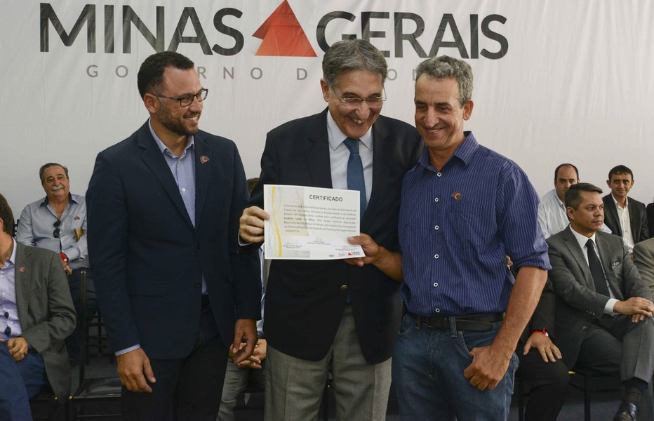 O governador de Minas Gerais, Fernando Pimentel, amenizou a crise econômica vivida pelo estado, que fechou 2016 com déficit de R$ 4,1 bilhões; "Com serenidade, calma, cautela mas, acima de tudo, com trabalho, com fé e com perseverança. É isso que faz Minas Gerais estar, nesse momento, melhor que a maioria dos Estados no meio dessa crise devastadora que o Brasil está enfrentando. O Estado tem déficit, tem dificuldades financeiras, mas está tocando o barco", disse o petista, em evento (Foto: Leonardo Lucena) O governador de Minas Gerais, Fernando Pimentel, amenizou a crise econômica vivida pelo estado, que fechou 2016 com déficit de R$ 4,1 bilhões; "Com serenidade, calma, cautela mas, acima de tudo, com trabalho, com fé e com perseverança. É isso que faz Minas Gerais estar, nesse momento, melhor que a maioria dos Estados no meio dessa crise devastadora que o Brasil está enfrentando. O Estado tem déficit, tem dificuldades financeiras, mas está tocando o barco", disse o petista, em evento