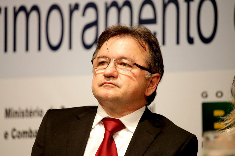 O deputado federal licenciado, Merlong Solano (PT-PI) diz que a crise que o país vive não coloca em jogo somente a disputa pelo poder, mas a própria democracia: "questões vitais estão em jogo: nossa democracia sendo ameaçada"; parlamentar afirma que o desespero do partido dos agiotas e da mídia é que mesmo batendo no PT e em suas lideranças não conseguem ter propostas melhores e nem articular lideranças para enfrentar Lula nas urnas; "Resta a eles continuar criminalizando o PT na mídia todo dia", explica (Foto: Voney Malta) O deputado federal licenciado, Merlong Solano (PT-PI) diz que a crise que o país vive não coloca em jogo somente a disputa pelo poder, mas a própria democracia: "questões vitais estão em jogo: nossa democracia sendo ameaçada"; parlamentar afirma que o desespero do partido dos agiotas e da mídia é que mesmo batendo no PT e em suas lideranças não conseguem ter propostas melhores e nem articular lideranças para enfrentar Lula nas urnas; "Resta a eles continuar criminalizando o PT na mídia todo dia", explica