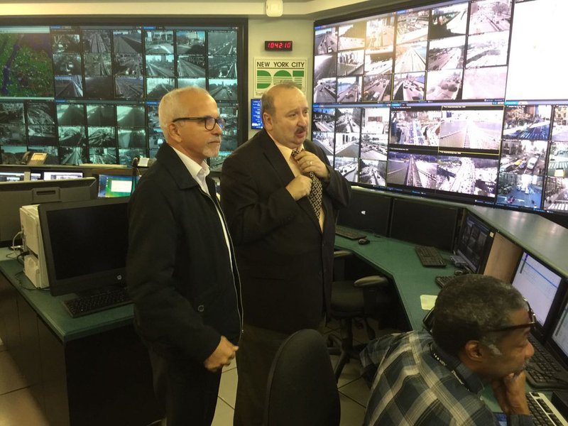 Prefeito de Aracaju, Edvaldo Nogueira, foi recebido no Departamento de Transporte e Trânsito de Nova York, nos Estados Unidos, onde conheceu os mecanismos utilizados pelo órgão para controlar o trânsito na cidade e as tecnologias aplicadas à mobilidade urbana; recepcionado pelo diretor do departamento, Mohamad Talas, o prefeito teve acesso às salas de situação e de ocorrências, de onde é possível acompanhar a movimentação de todas as avenidas e estabelecer ações que garantam o fluxo do trânsito e a segurança (Foto: Gisele Federicce) Prefeito de Aracaju, Edvaldo Nogueira, foi recebido no Departamento de Transporte e Trânsito de Nova York, nos Estados Unidos, onde conheceu os mecanismos utilizados pelo órgão para controlar o trânsito na cidade e as tecnologias aplicadas à mobilidade urbana; recepcionado pelo diretor do departamento, Mohamad Talas, o prefeito teve acesso às salas de situação e de ocorrências, de onde é possível acompanhar a movimentação de todas as avenidas e estabelecer ações que garantam o fluxo do trânsito e a segurança