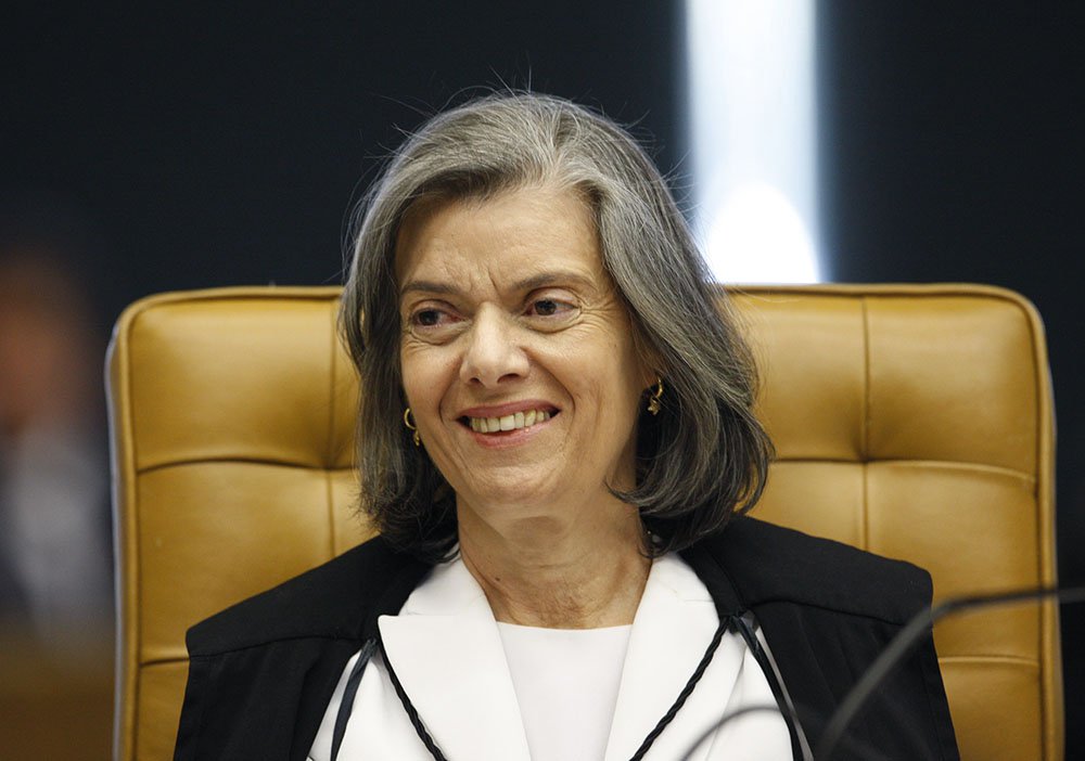 Editor do portal jurídico Conjur, Pedro Canário desenha cenário que coloca a presidente do Supremo Tribunal Federal, Cármen Lucia, terceira na linha sucessória da Presidência da República, com o poder de controlar o andamento da própria fila para ocupar a cadeira de Michel Temer; "A ministra Cármen nunca se pronunciou publicamente sobre o assunto, mas o nome dela é citado até mesmo em pesquisas eleitorais sobre intenções de voto. E ela nunca pareceu incomodada em ser considerada a "última esperança" de uma população desencantada com políticos profissionais", diz ele (Foto: Aquiles Lins) Editor do portal jurídico Conjur, Pedro Canário desenha cenário que coloca a presidente do Supremo Tribunal Federal, Cármen Lucia, terceira na linha sucessória da Presidência da República, com o poder de controlar o andamento da própria fila para ocupar a cadeira de Michel Temer; "A ministra Cármen nunca se pronunciou publicamente sobre o assunto, mas o nome dela é citado até mesmo em pesquisas eleitorais sobre intenções de voto. E ela nunca pareceu incomodada em ser considerada a "última esperança" de uma população desencantada com políticos profissionais", diz ele
