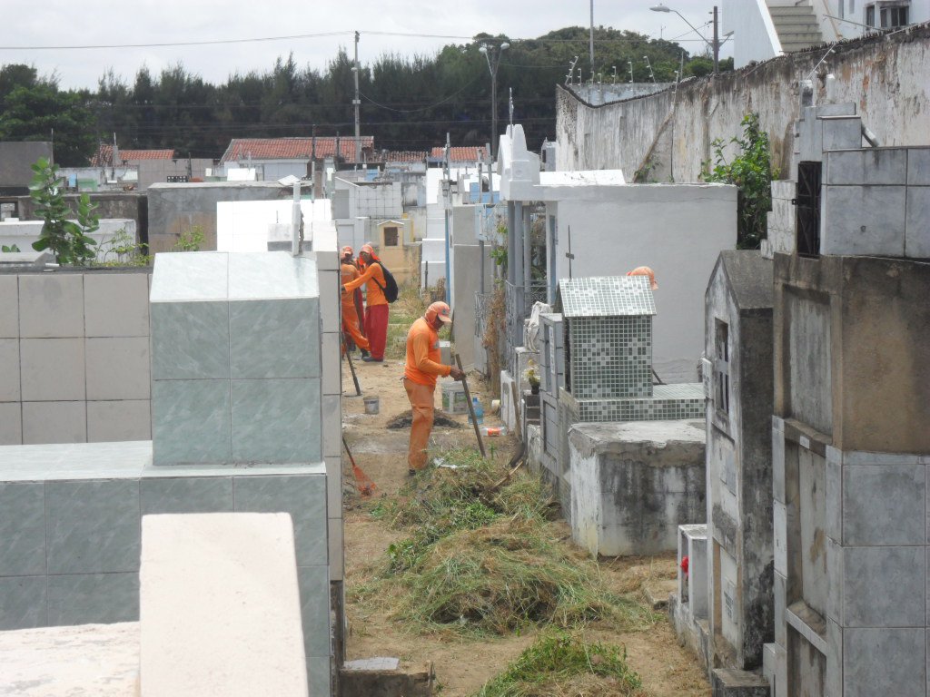 O vereador Acrísio Sena (PT) anunciou hoje a proposta de realização de uma audiência pública para debater o problema da superlotação dos cemitérios públicos de Fortaleza. Os cemitérios públicos devem atender a população que não tem recursos para enterrar seus mortos. Fortaleza, tem cinco cemitérios públicos, localizados nos bairros Antônio Bezerra, Bom Jardim, Messejana, Mucuripe e Parangaba que estão com lotação esgotada (Foto: Fatima 247) O vereador Acrísio Sena (PT) anunciou hoje a proposta de realização de uma audiência pública para debater o problema da superlotação dos cemitérios públicos de Fortaleza. Os cemitérios públicos devem atender a população que não tem recursos para enterrar seus mortos. Fortaleza, tem cinco cemitérios públicos, localizados nos bairros Antônio Bezerra, Bom Jardim, Messejana, Mucuripe e Parangaba que estão com lotação esgotada