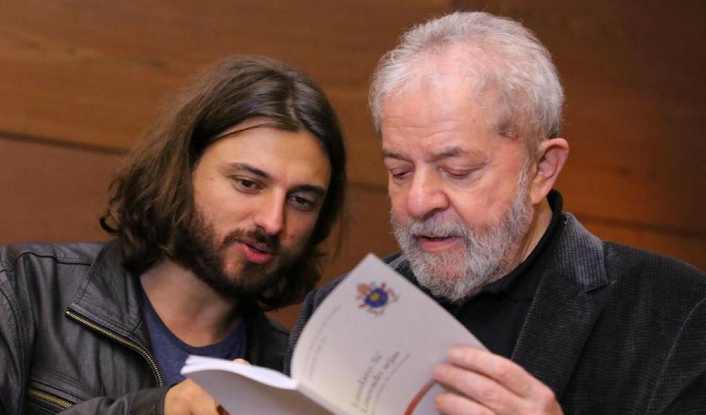 O papa Francisco, que se recusou a visitar o Brasil governado por Michel Temer, enviou, por meio de um emissário de sua confiança, um presente para o ex-presidente Luiz Inácio Lula da Silva: uma cópia da encíclica "Laudato Si"; ao receber a prenda, Lula manifestou interesse pelos encontros do papa com movimentos populares de todas as partes do mundo e transmitiu sua preocupação com a profunda crise política do Brasil (Foto: Giuliana Miranda) O papa Francisco, que se recusou a visitar o Brasil governado por Michel Temer, enviou, por meio de um emissário de sua confiança, um presente para o ex-presidente Luiz Inácio Lula da Silva: uma cópia da encíclica "Laudato Si"; ao receber a prenda, Lula manifestou interesse pelos encontros do papa com movimentos populares de todas as partes do mundo e transmitiu sua preocupação com a profunda crise política do Brasil