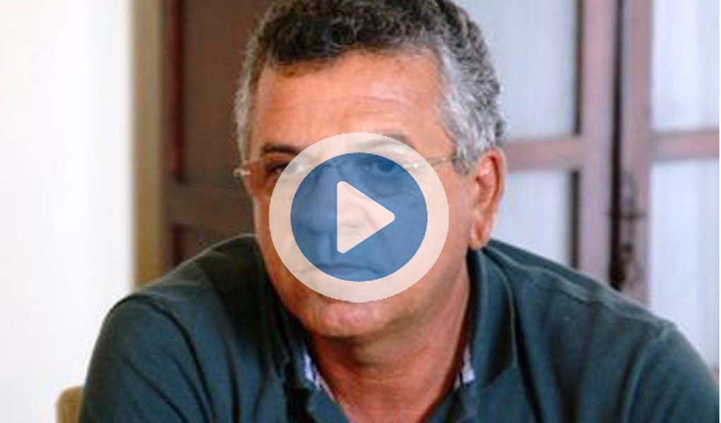O Ministério Público Estadual (MPE/AL) prendeu em flagrante o prefeito de Campo Grande, Arnaldo Higino Lessa; ele vinha sendo investigado pelo gabinete da chefia do Ministério Público há algum tempo, depois que o MPE começou a apurar denúncia de que ele estaria recebendo propina de contratos da Prefeitura; o procurador-geral de Justiça, Alfredo Gaspar de Mendonça, disse que o prefeito teria faturado 500 mil (Foto: Voney Malta) O Ministério Público Estadual (MPE/AL) prendeu em flagrante o prefeito de Campo Grande, Arnaldo Higino Lessa; ele vinha sendo investigado pelo gabinete da chefia do Ministério Público há algum tempo, depois que o MPE começou a apurar denúncia de que ele estaria recebendo propina de contratos da Prefeitura; o procurador-geral de Justiça, Alfredo Gaspar de Mendonça, disse que o prefeito teria faturado 500 mil